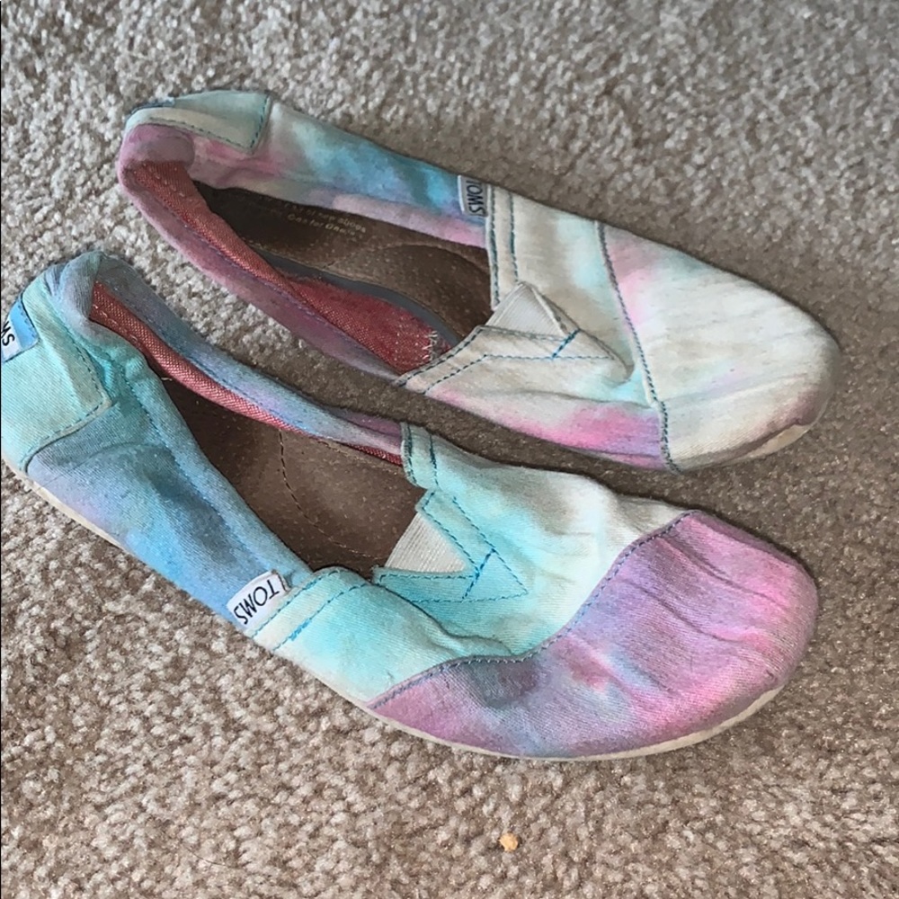 TOMS TYE-DYE SHOES